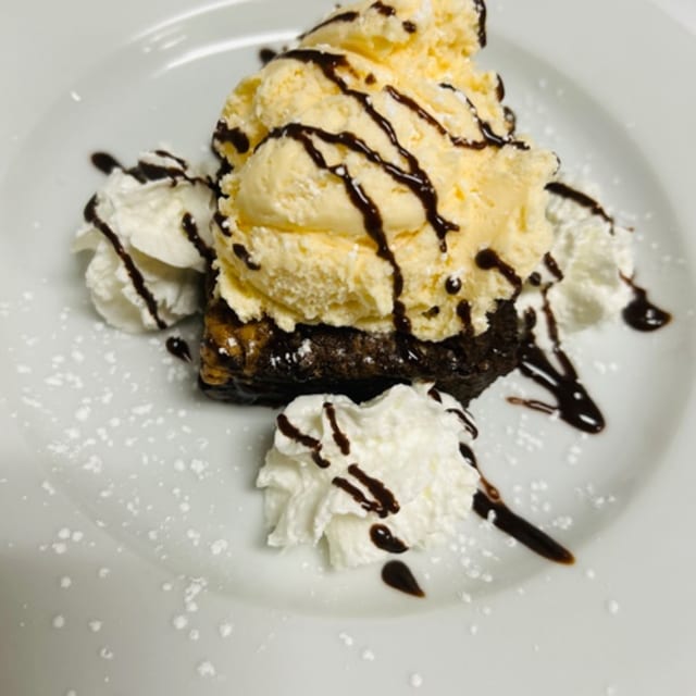 Chocolate peanut butter brownie sundae.
